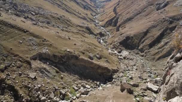 Valle del río en los rayos del sol diurno — Vídeos de Stock