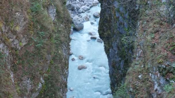 在岩石峡谷中美丽的蓝白相间的山河，俯瞰全景 — 图库视频影像