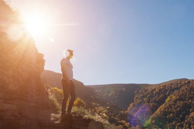Sarı bir ormanın arka planında açık bir günde, bir dağ yamacında, güneş ışığı, güneş ışığı...