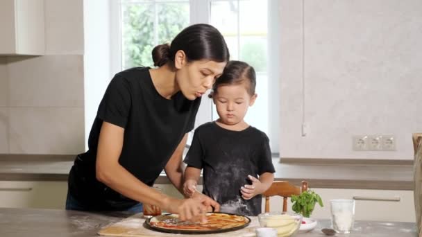 Madre mancha delicioso ketchup en base fina para pizza — Vídeos de Stock