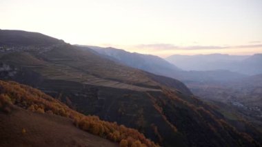 Dağlarla kaplı geniş vadi orman ve çayırlarla kaplı.