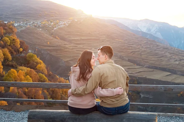 Casal romântico apaixonado contra o nascer do sol sobre colinas rochosas — Fotografia de Stock