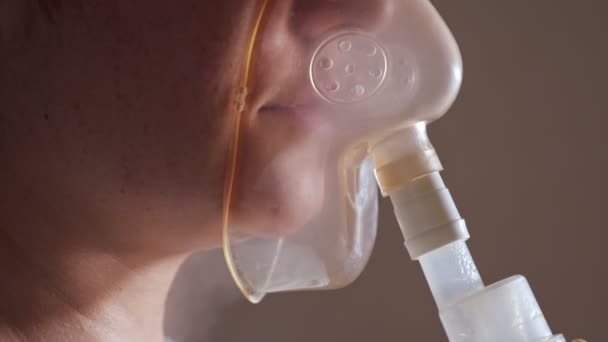 Close-up van het gezicht van de vrouw met inhalatiemasker — Stockvideo