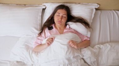 Bayan gözlerini açar kollarını yana doğru açar ve samimi bir şekilde gülümser.