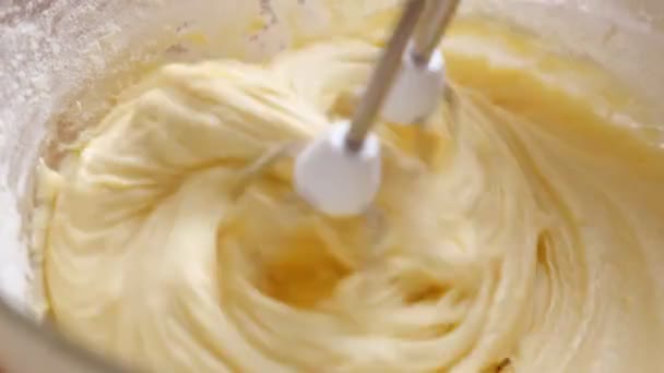 Mieszalnik ugniata ciasto płynne zbliżenie — Wideo stockowe