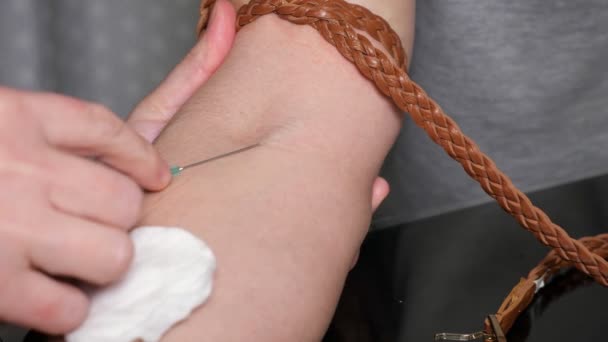 Gros plan sur une injection intraveineuse dans le bras — Video