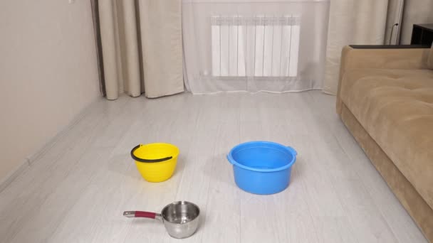 水桶盆和茶壶收集从天花板流出的水 — 图库视频影像