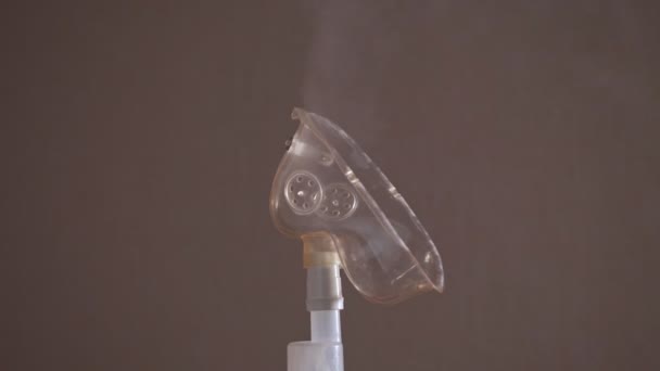 Primer plano de una máscara de nebulizador con vapor de escape — Vídeos de Stock