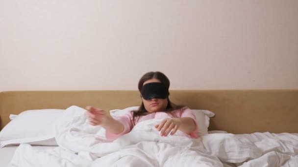 Sleeping dark haired woman in pajama rises quickly upset — Stock Video