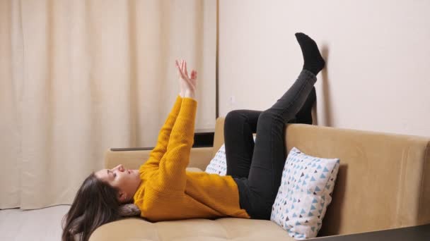 Žena osoba se baví bez telefonu nebo internetu doma v izolaci — Stock video
