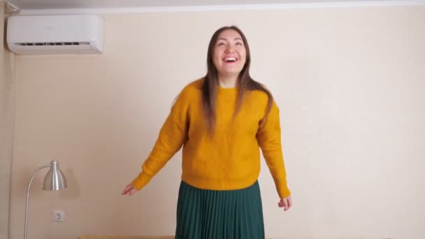 Radostná dlouhosrstá dáma ve žlutém svetru a zelené sukni — Stock video
