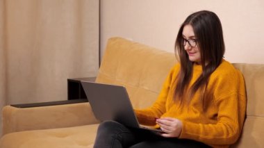 Deneyimli internet alıcısı kredi kartı tutuyor.