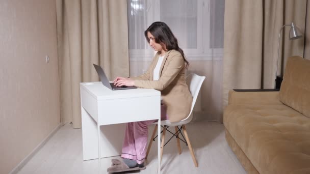 Ceketin altında iş kadını, dizüstü bilgisayarda pijama. — Stok video