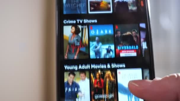 KAZAN, RUSSIA - 30 Januari 2021: Browsing movie and tv series library on streaming database network smartphone - Netflix — Stok Video