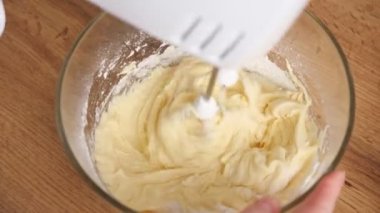 Şef hamuru bir mikserle yoğurdu.