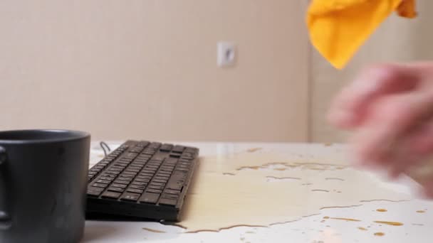 Mans toalhetes de mão derramado café da mesa e teclado — Vídeo de Stock