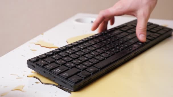 Mans main retourne un clavier trempé dans le café — Video