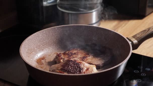 Bifes suculentos fritos a uma crosta em uma panela em câmera lenta — Vídeo de Stock