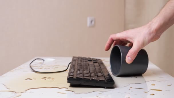 Mans mão vira o teclado e sacode gotas de café derramado — Vídeo de Stock