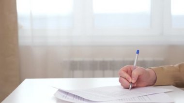 Emlakçı kira kontratını imzaladıktan sonra hanımefendiye anahtarları verir.