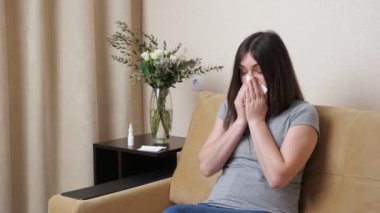 Uzun saçlı esmer çiçek kokusu hapşırık ve burun spreyi