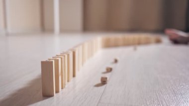 Zincirleme reaksiyon zeminde tahta tuğlalar