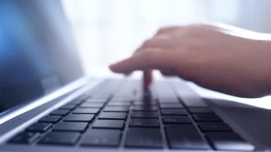 Dizüstü bilgisayarda yazı yazan kadınların yakın çekimleri