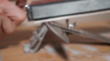 Masada bıçak keskinleştiren bir adamın ellerine yakından bakın.