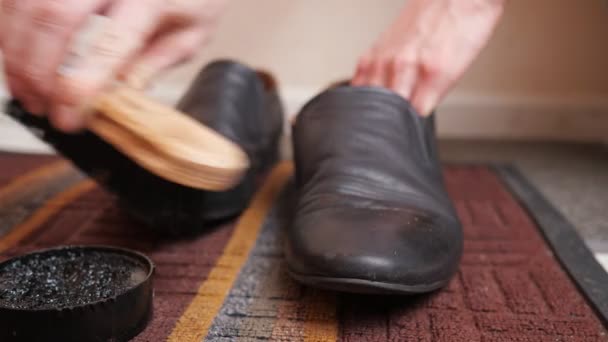 Manos mans están frotando botas clásicas con un cepillo, sumergiéndolo en crema — Vídeos de Stock
