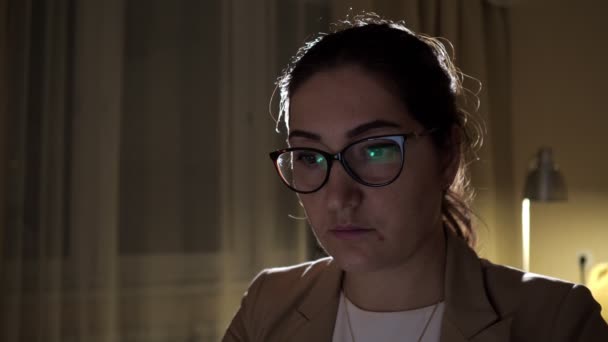 ディスプレイ反射を持つメガネの集中若い女性 — ストック動画