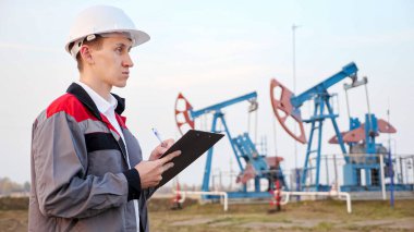 Bakım mühendisi. Yağ pompasını kontrol ediyorum.