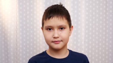 Kurabiyeyi ısıran bir çocuğun yakın çekimi.