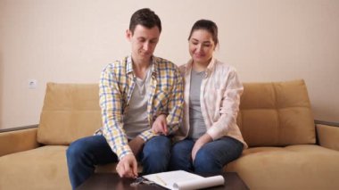 Aile anahtarları odadaki kanepede duruyor.