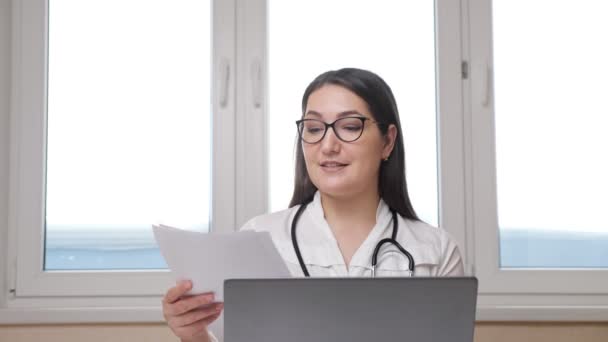 L'homme donne des documents au médecin lors d'une conférence en ligne au bureau — Video