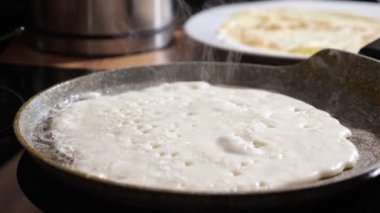 Yavaş çekimde kızartılmış gözlemenin yakın çekimi.