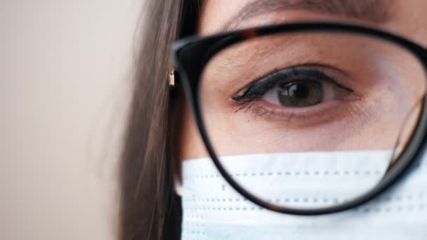 Ärztin mit Brille und Maske auf beigem Hintergrund — Stockvideo
