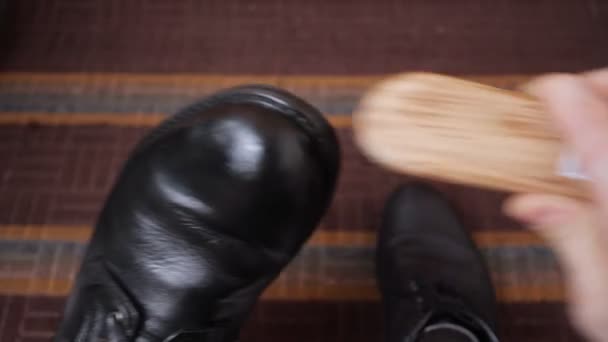 Unrecognizable man rubs shoes with a brush with cream close-up — Stock Video