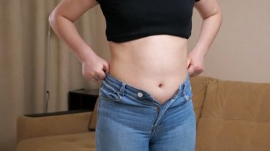 Tanınmayacak kadar küçük kot pantolon giyen tanınmamış bir kadın.