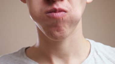 Tanınmayan bir adam ağzına kadar doldurup çiğnemeye çalışır.