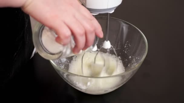 Wanita whips dikenali bubuk gula dengan protein dengan mixer — Stok Video