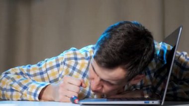 Genç adam dizüstü bilgisayarı çaldı ve sinirlendi.