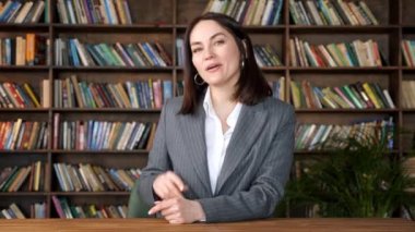 Kısa saçlı profesyonel spiker seyircileri selamlıyor