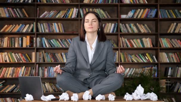 Short haired businesswoman meditates sitting in yoga pose — Stock Video
