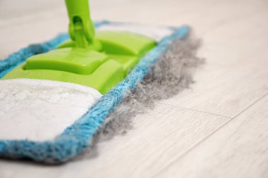 Saç, yün ve tozdan artığı toplayan bir paspasın yakın çekimi.