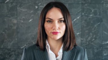 Kırmızı ruj gülüşlü başarılı bir iş kadını.