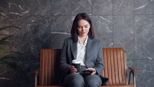 Exitosa mujer de negocios en tipos de vestuario en el teléfono inteligente — Vídeos de Stock