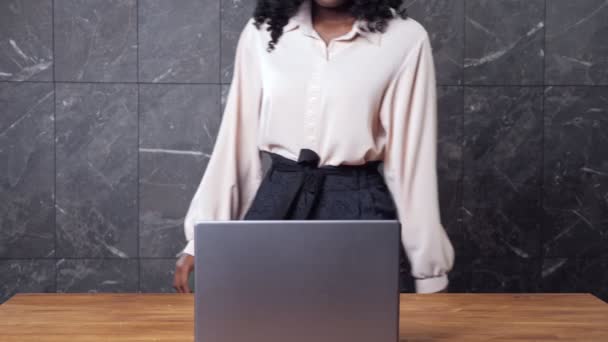 Mujer afroamericana se sienta a trabajar en el portátil en la mesa — Vídeos de Stock