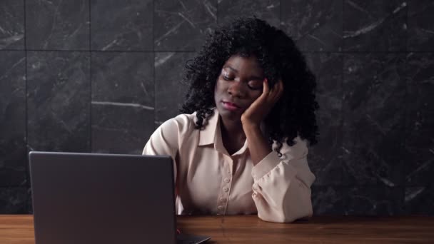笔记本电脑上卷发类型的黑人女商人懒洋洋地 — 图库视频影像