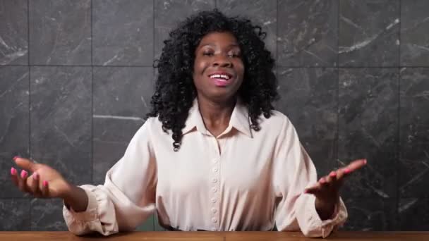 Afro-american businesswoman talks promoting new project — Stock Video