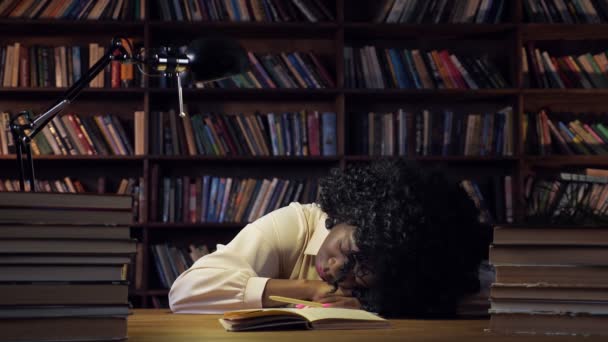 Mujer afroamericana cansada de prepararse para las pruebas duerme — Vídeos de Stock